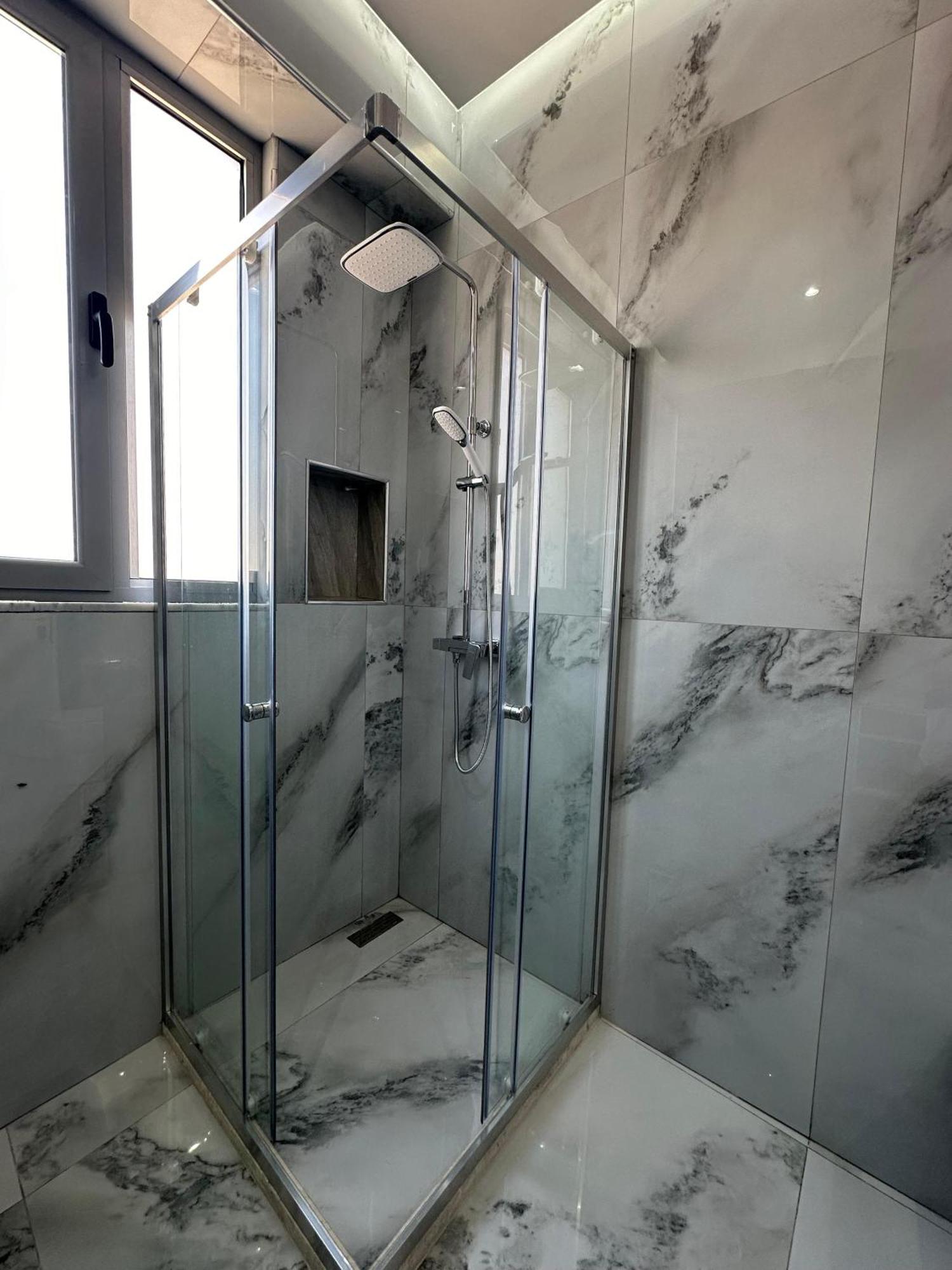 Gael Luxury Apartment Berat Buitenkant foto